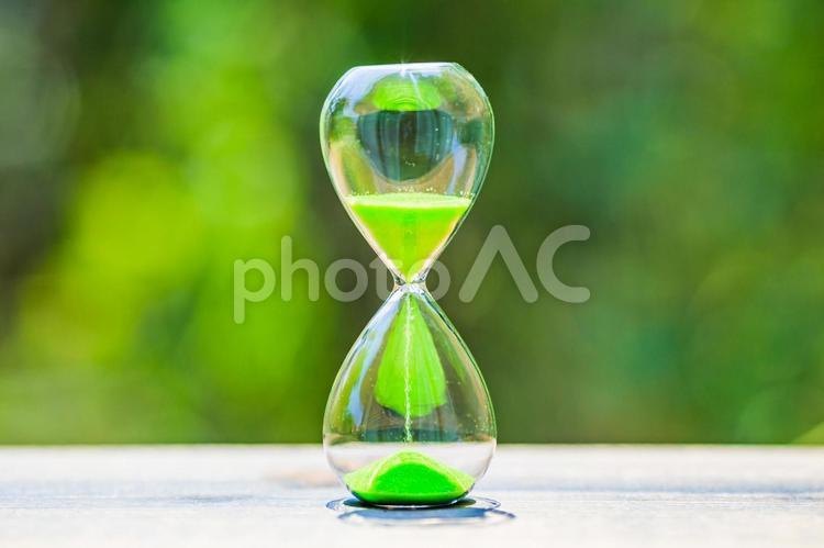 緑ぼかし背景と砂時計 砂時計,時計,時間の写真素材