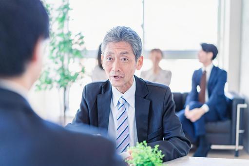 商談をする営業マン 人事,日本人,打ち合わせの写真素材