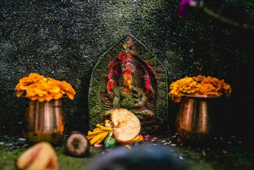 ガネーシャ像と花の供え物 ガネーシャ,ネパール,供え物の写真素材