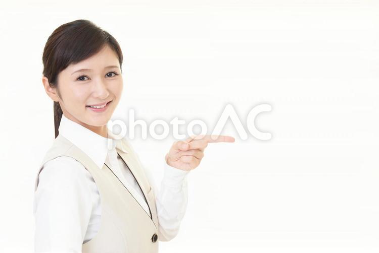 指示する笑顔のビジネスウーマン 女性,ビジネスウーマン,女の写真素材