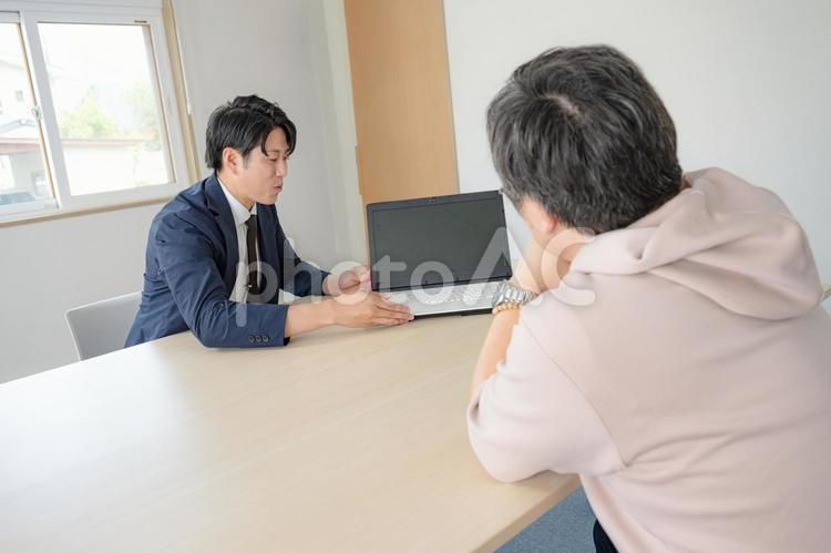 ビジネスマンと相談する顧客 投資,金融,不動産の写真素材