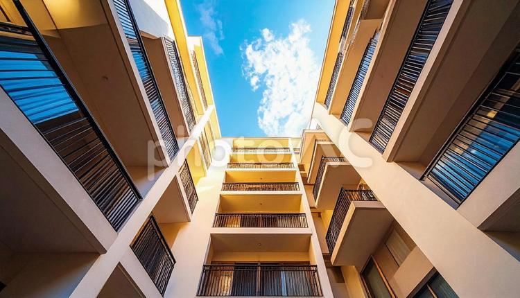 マンションを見上げる　青空背景 マンション,ファミリー,住宅の写真素材