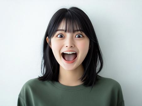 驚いた表情の女性 驚いた表情の女性の写真