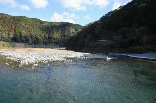 高知県越知町 片岡沈下橋から見た仁淀川 高知県越知町 片岡沈下橋から見た仁淀川 川,河原,仁淀川の写真素材