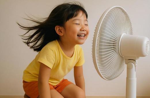扇風機にあたる女の子 扇風機にあたる女の子の写真