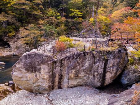 野点岩も染まりゆく 野点岩,紅葉,塩原の写真素材