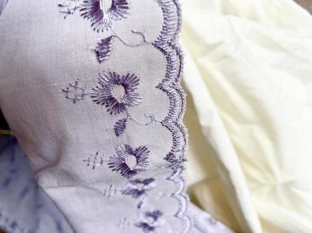 紫のレース刺繍素材 紫のレース刺繍素材の写真