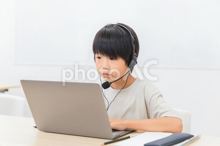 パソコンでゲーム・動画を見る小学生の子供 パソコン,動画,ゲームの写真素材