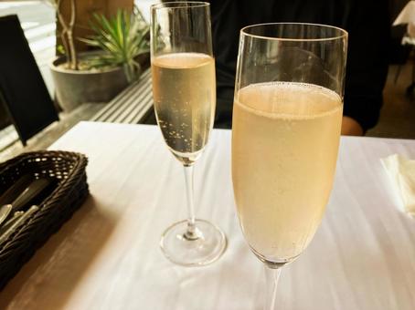 スパークリングワイン レストラン,乾杯,シャンパンの写真素材