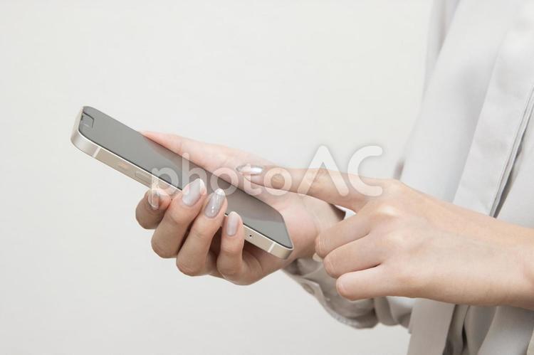 スマートフォンを操作する女性 スマホ,スマートフォン,ビジネスの写真素材
