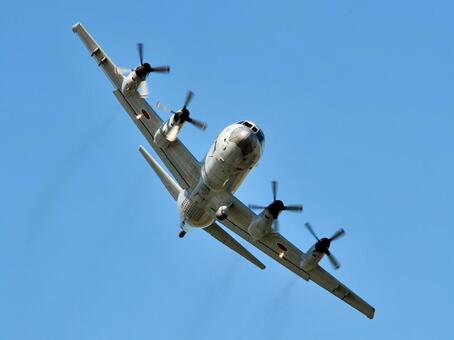 バンクするP-3C pー3c,バンク,哨戒機の写真素材