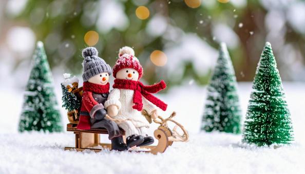 ミニチュアの雪ダルマ人形のカップル ミニチュアの雪ダルマ人形のカップルの写真