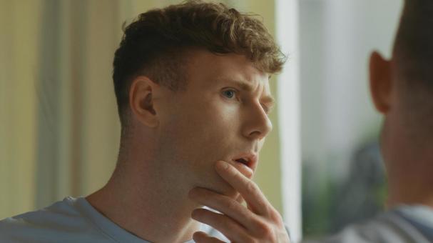 洗面所の鏡に映った顎を気にする男性 男性,外国人,欧米人の写真素材