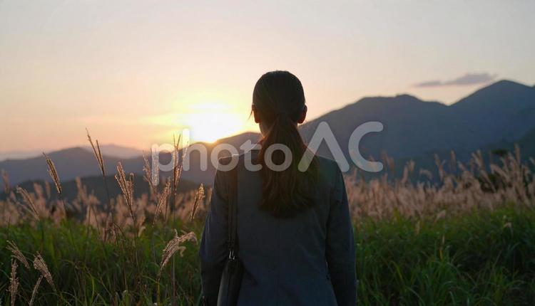 夕焼けに手を合わせて祈る女性 祈り,瞑想,女性の写真素材