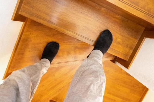 木製の階段を上る 階段,足,上がるの写真素材