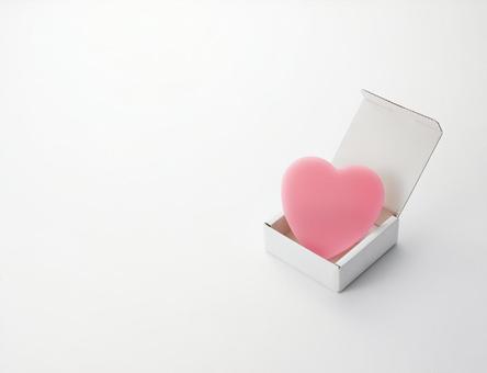 白い箱に入ったハート 白い箱に入ったハート 箱,ハート,愛の写真素材