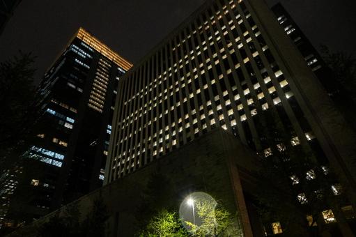 下から見上げた夜の高層ビル 下から見上げた夜の高層ビルの写真