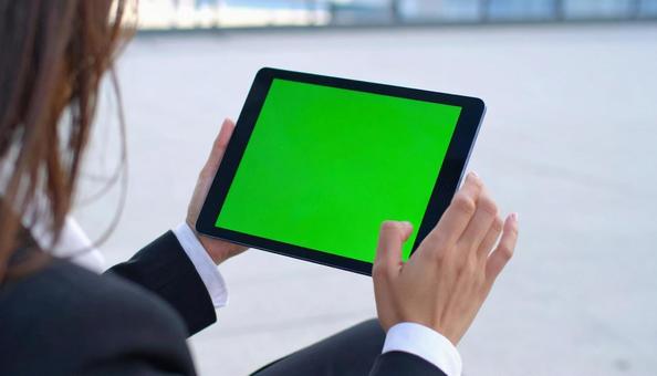 タブレットを操作(グリーン部分抜き素材) タブレットを操作(グリーン部分抜き素材)の写真
