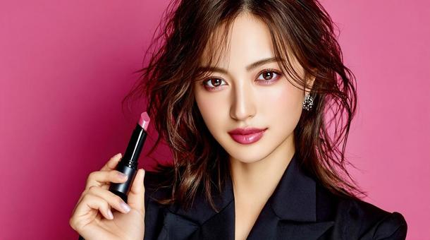 コスメ広告風リップを持つモデル コスメ広告風リップを持つモデルの写真