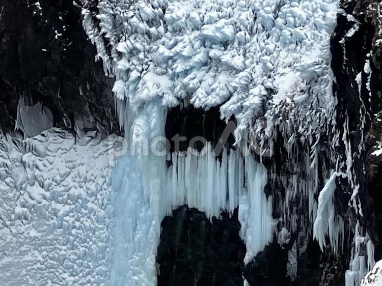 綺麗な水色のフレペの滝の氷 知床,北海道,フレペの滝の写真素材