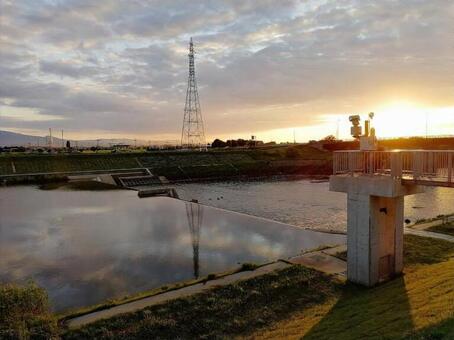 夕暮れの土手の向こう 夕暮れ,土手,夕焼けの写真素材