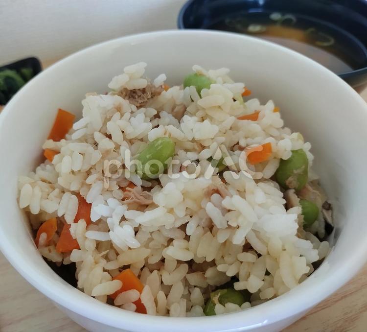 枝豆とシーチキンの混ぜご飯 米飯,ご飯,炊き込み飯の写真素材