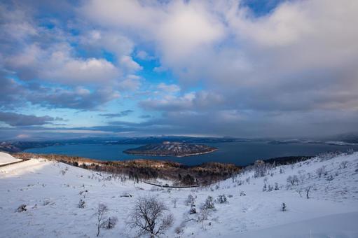 冬の屈斜路湖全景 冬の屈斜路湖全景の写真