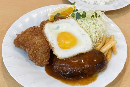 ハンバーグと魚のフライ ハンバーグ,目玉焼き,肉の写真素材