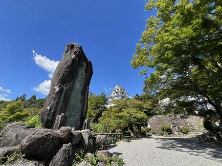 郡上八幡城と石碑 郡上八幡城と石碑の写真