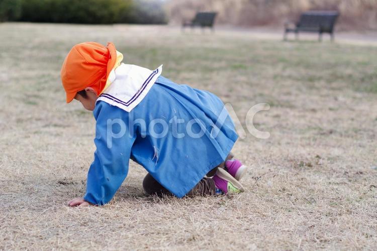 転んで起き上がる男の子 起き上がる,転ぶ,七転び八起きの写真素材