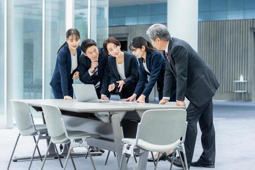打ち合わせするビジネスパーソン 打ち合わせするビジネスパーソン ミーティング,笑顔,チームワークの写真素材