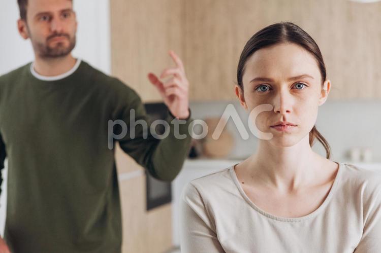 カメラ目線の女性と怒る男性 カップル,夫婦,男性の写真素材