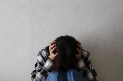 頭を抱える女性　悩みイメージ 悩み,絶望,考え込むの写真素材
