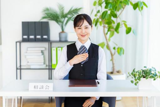 受付のビジネスウーマン 受付,女性,笑顔の写真素材