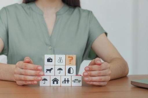 キューブを包む女性スタッフの手元 保険業,事務職,接客業の写真素材