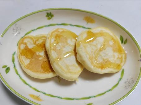 シロップをかけたホットケーキ シロップをかけたホットケーキの写真