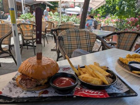 ナイフが突き刺さるハンバーガー ナイフが突き刺さるハンバーガーの写真
