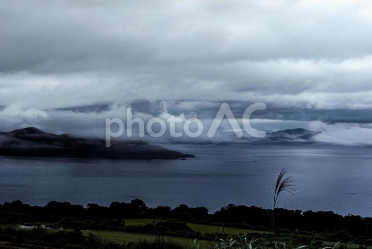 ＜五島の風景＞梅雨の朝に海へ降りた雨雲 海,霧,雨雲の写真素材