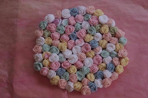 コットン糸で編んだばらの花 コットン糸で編んだばらの花の写真