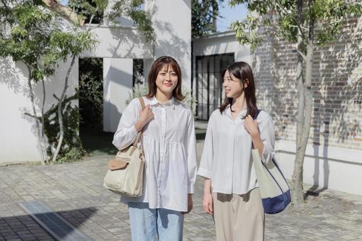 ショッピングに出かける女性 買い物,ショッピング,歩くの写真素材