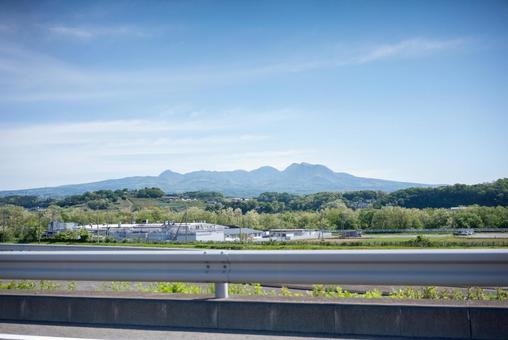 道路から望む雄大な山並みと青空 山,山並み,連山の写真素材