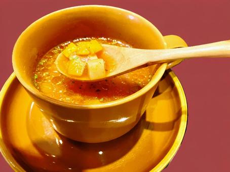 ミネストローネを掬い上げる ミネストローネ,スープ,あたたかいの写真素材