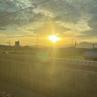 窓からの夕日 窓からの夕日の写真
