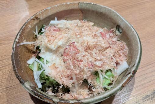 鰹節たっぷりシャキシャキサラダ 鰹節,サラダ,ワカメの写真素材