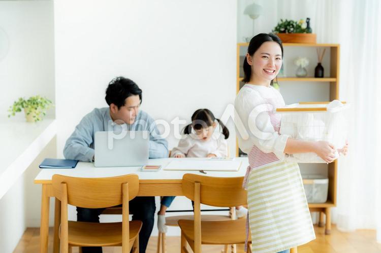 洗濯をするお母さん 家族,主婦,お母さんの写真素材