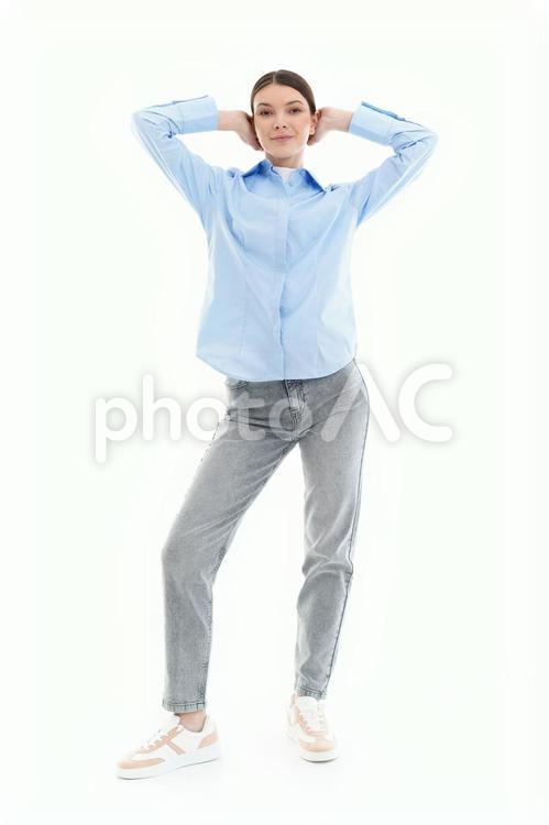 微笑み頭の後ろで手を組みポーズする女性 女性,微笑む,手を組むの写真素材