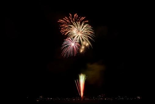 打ち上げ花火が開く瞬間08 打ち上げ花火が開く瞬間08 花火,打ち上げ花火,花火大会の写真素材