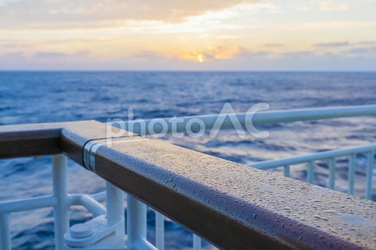 おがさわら丸からの美しい太平洋の日の出 日の出,太平洋,小笠原の写真素材