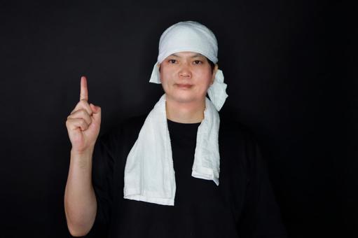 タオルを巻いた男性の指差し タオルを巻いた男性の指差しの写真
