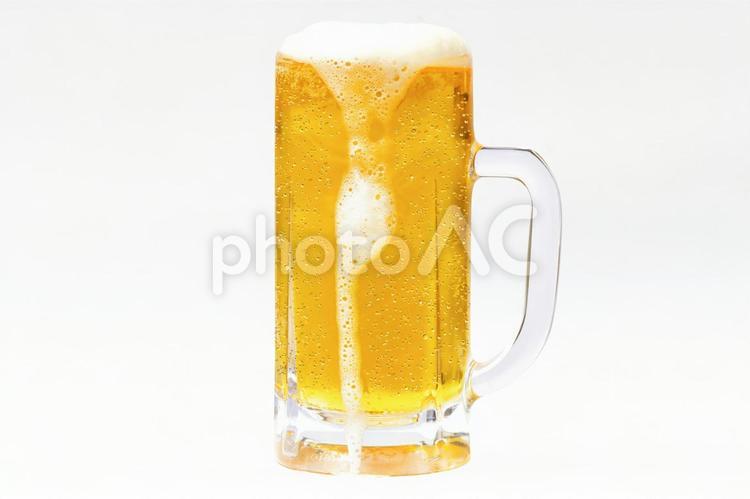 水滴のついたジョッキビールの画像(泡のしたたりあり) ビール,ジョッキ,生中の写真素材